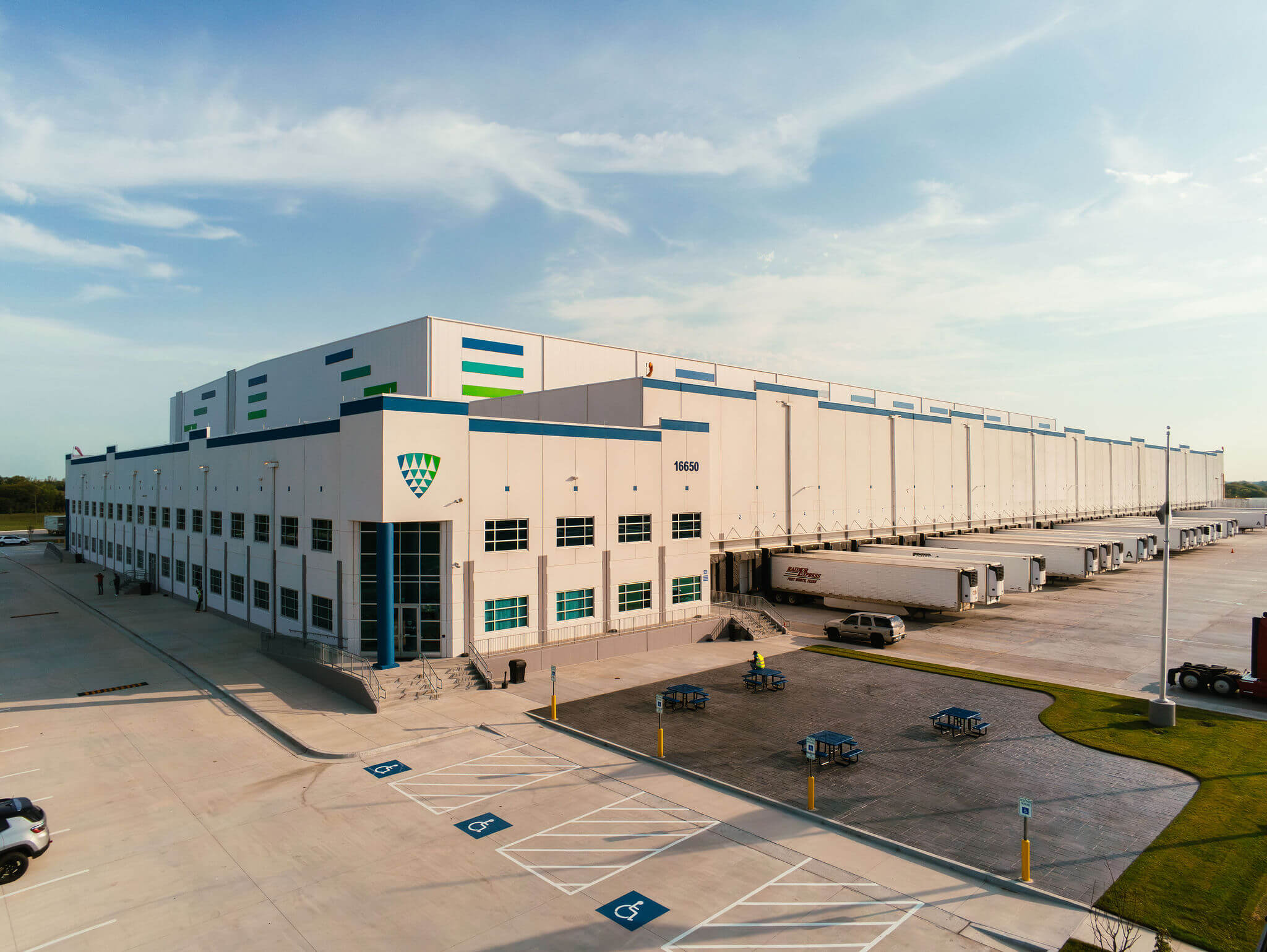 Exterior shot of Lineage's fully automated Olathe cold storage warehouse in Olathe, KS.