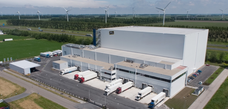 Lineage's automated cold storage warehouse in Lelystad, Netherlands with integrated logistics, blast freezing and retail consolidation capabilities.