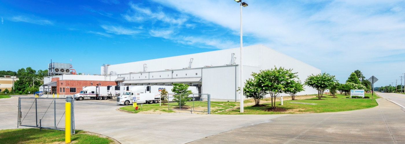 Exterior photo of Lineage's Arlington facility